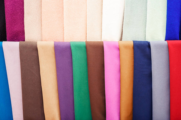 Tiras coloridas de tela cuelgan en la tienda
 - Foto, Imagen