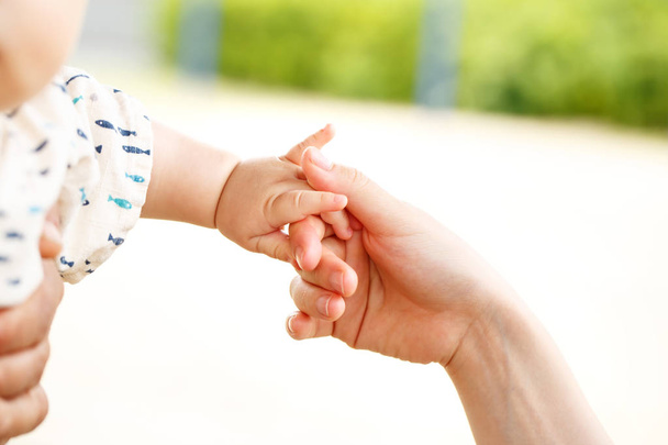 クローズ アップ親子一緒に手を握って赤ちゃん家族シーン - 写真・画像