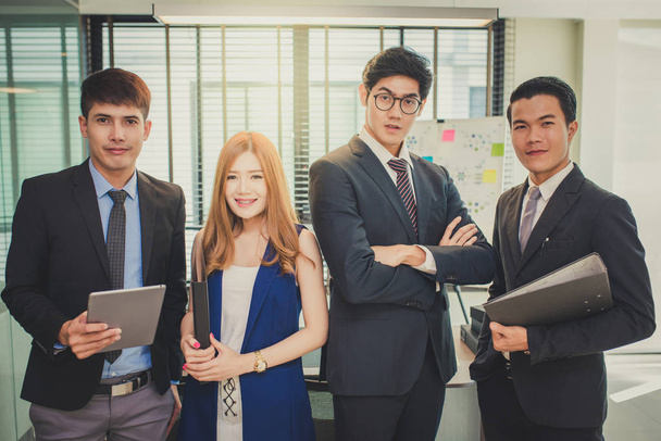 asiatische Unternehmer treffen sich im Büro, Teamarbeit bei offic - Foto, Bild