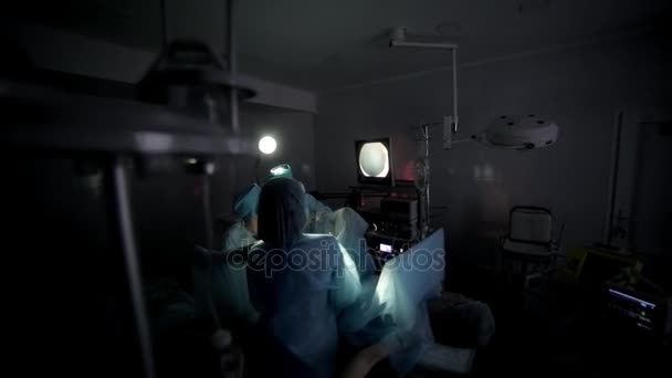Chirurdzy zespołu wykonywanie operacji chirurgicznej, sali operacyjnej. To proces operacji. - Materiał filmowy, wideo