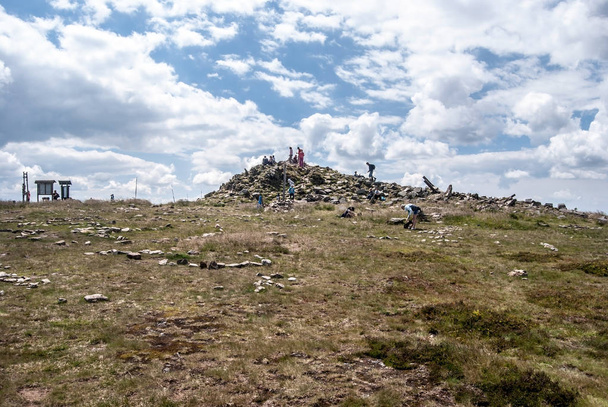 Top van de heuvel van de Kralicky Sneznik (Glatzer) op de Tsjechisch - Poolse grens - Foto, afbeelding