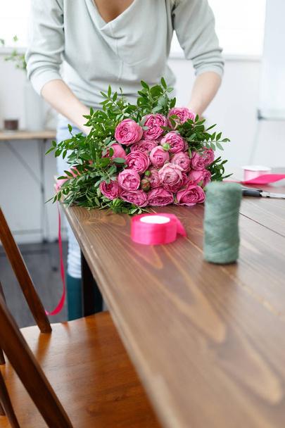 Photo of florist girl making up bouquet - Zdjęcie, obraz