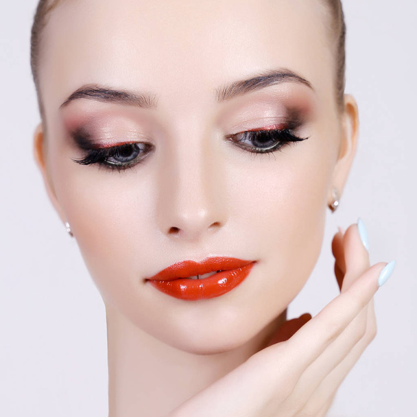 junge Frau mit roten Lippen Make-up - Foto, Bild