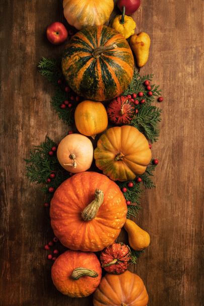 Vista superior de várias frutas e legumes como decorações de outono
 - Foto, Imagem