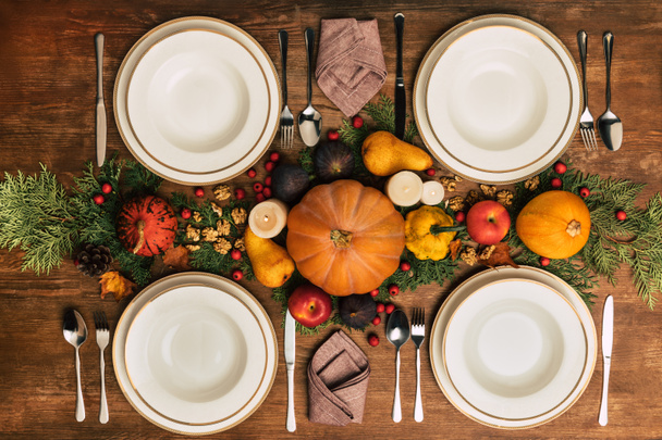Vista superior de la mesa con hermosa decoración de otoño
 - Foto, imagen