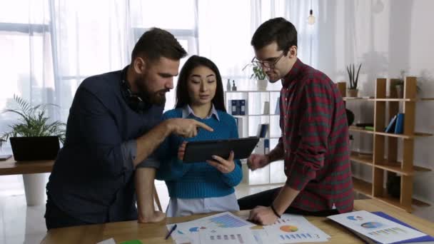 Team aziendale amichevole utilizzando tablet in ufficio
 - Filmati, video
