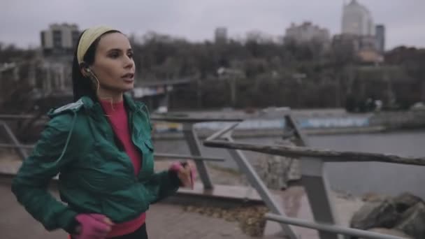 Woman jogging outdoor in cold winter day - Filmati, video