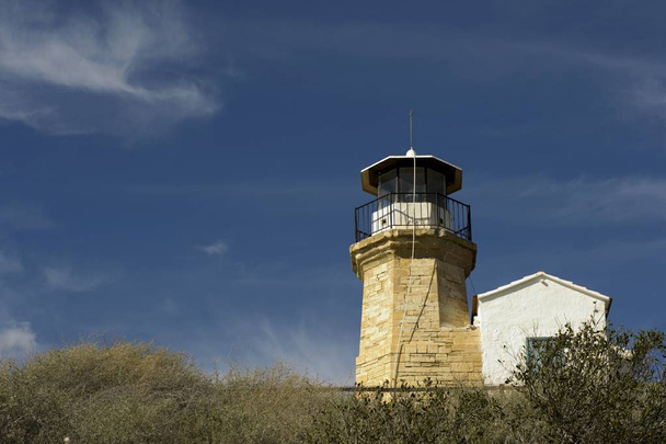 Architecture extérieure d'un vieux phare à Chypre et ciel bleu nuageux
 - Photo, image