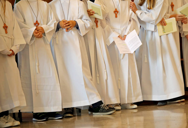 niños con túnica blanca durante el rito religioso de la Primera
 - Foto, Imagen