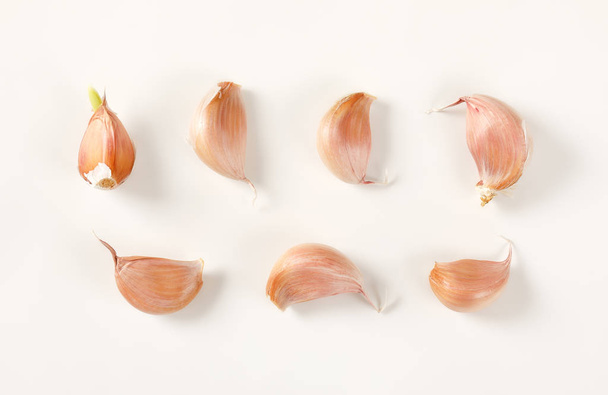 cloves of fresh garlic - Fotoğraf, Görsel