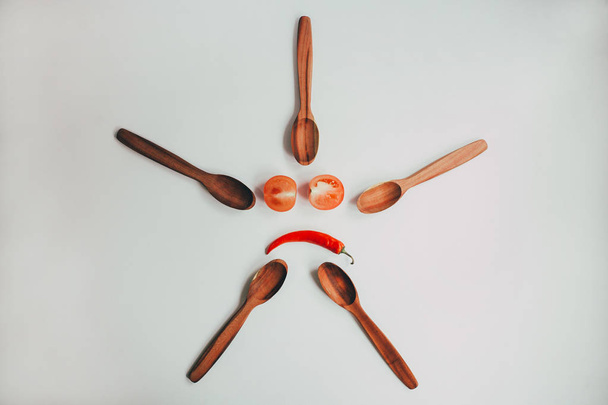 Set di utensili da cucina da asporto: cucchiaio eco riciclo in legno, forchetta isolata sulla vista laterale bianca. Eco style, legno, posate in legno
 - Foto, immagini