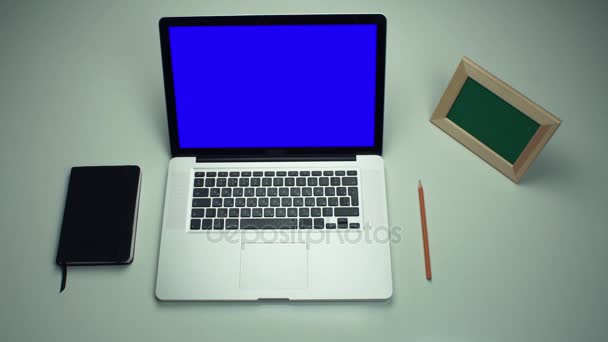 Bovenaanzicht mannelijke handen laptopcomputer met groen scherm op witte Bureau - Video