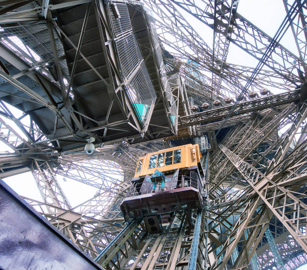 Sisäinen metallinen rakenne Eiffel-torni Pariisissa - Ranska
 - Valokuva, kuva