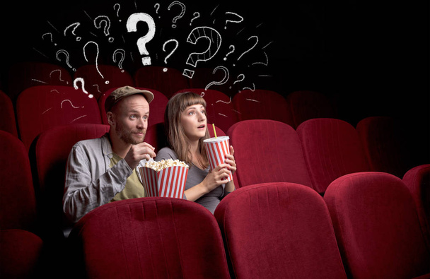 Couple in cinema with questions - Foto, immagini