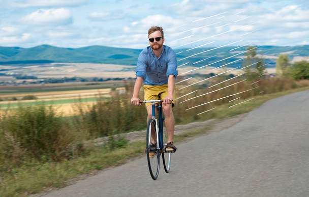 Rento pyöräilijä ratsastus polkupyörän erittäin nopea
 - Valokuva, kuva