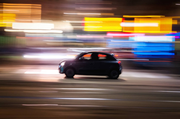 auto projíždějící rozzářené ulice velké metropolitní město - Fotografie, Obrázek