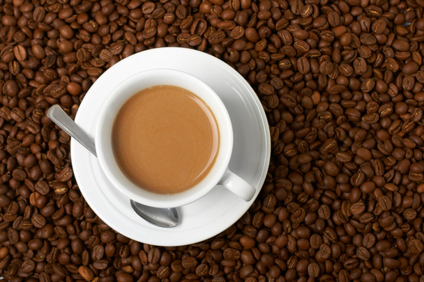 カップにコーヒー、コーヒーの粒に原価計算 - 写真・画像