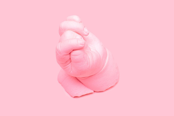 Розовая керамическая гипсовая слепка руки, скульптура в розовом цвете
 - Фото, изображение