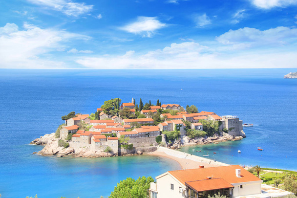 St. Stefan (Sveti Stefan) Island resort güzel manzarasına Budva Riviera, Budva, Karadağ güneşli bir günde - Fotoğraf, Görsel