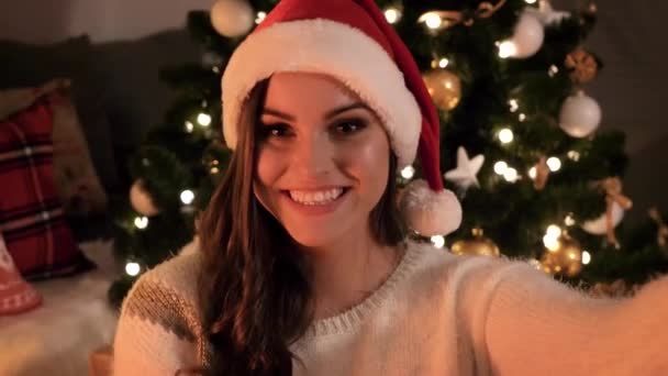 Žena nahrávání krátké vánoční video - Záběry, video