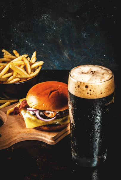 肉バーガーとジンジャー ビール - 写真・画像