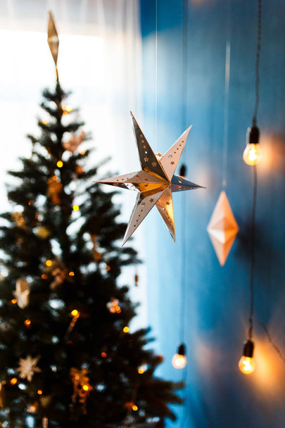 Detalles de interior festivo con juguetes y regalos de Navidad
 - Foto, imagen