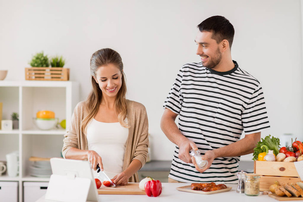 happy couple cooking food at home kitchen - Foto, Imagem