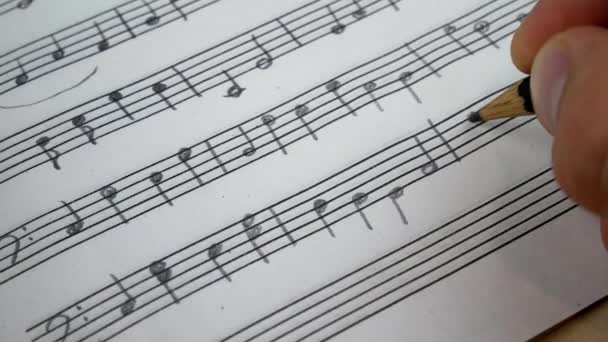 Compositor baja una canción y graba notas musicales de melodía
 - Metraje, vídeo