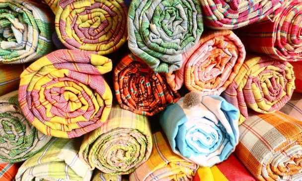 Rollos de tela de material colorido
 - Foto, Imagen