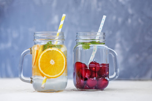 Κοκτέιλ φρούτων με κεράσια. Detox νερό με λεμόνι, πορτοκάλι  - Φωτογραφία, εικόνα