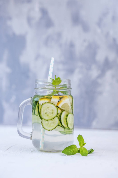 Детокс вода з огірком, лимоном і м'ятою. Концепція дієти
 - Фото, зображення