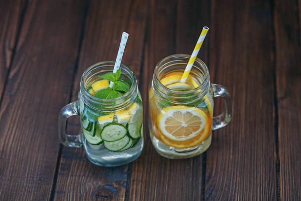 Desintoxicar a água com pepino, limão e hortelã. Limonada com laranja
. - Foto, Imagem
