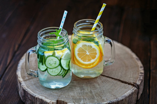 Bebida refrescante de limão, pepino, laranja e hortelã-pimenta
.  - Foto, Imagem