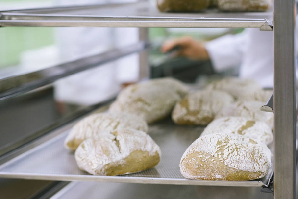 fresh bread on a shelf in a bakery - Foto, Imagem