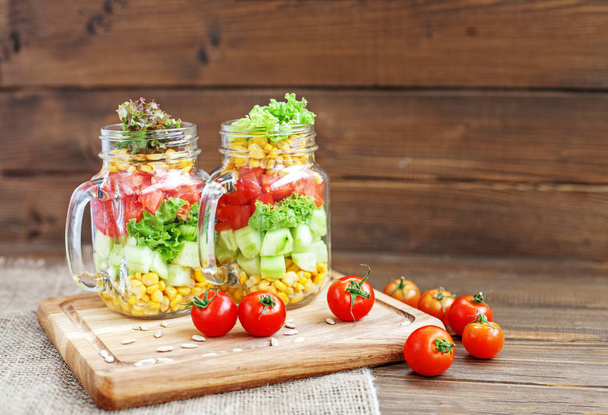 Vegetable salad, cherry tomatoes and sunflower seeds  - Foto, Bild