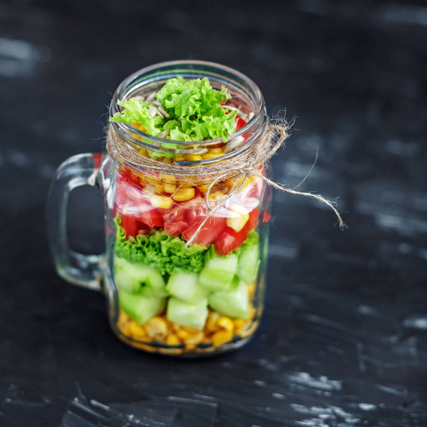 Salade aux tomates et maïs et concombres et laitue
. - Photo, image