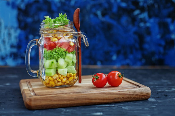 Овощной салат в стеклянной банке. Ложка. Здоровое питание, диета, детоксикация
 - Фото, изображение