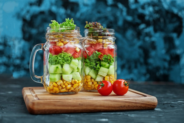 Salada de legumes em um frasco de vidro
. - Foto, Imagem