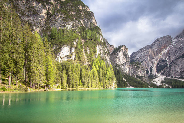 Lake Braies em Dolomites, Italia
 - Foto, Imagem
