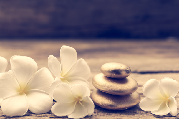 Stapel stenen van zen en Frangipani bloem geïsoleerd op witte backg - Foto, afbeelding