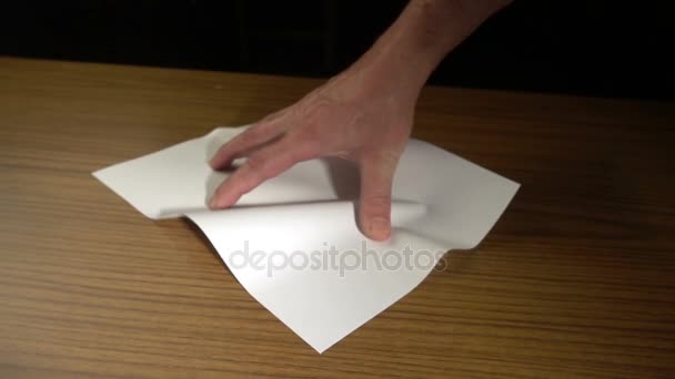 mano masculina arrugando hoja de papel en blanco y lanzando sobre mesa de madera
 - Metraje, vídeo