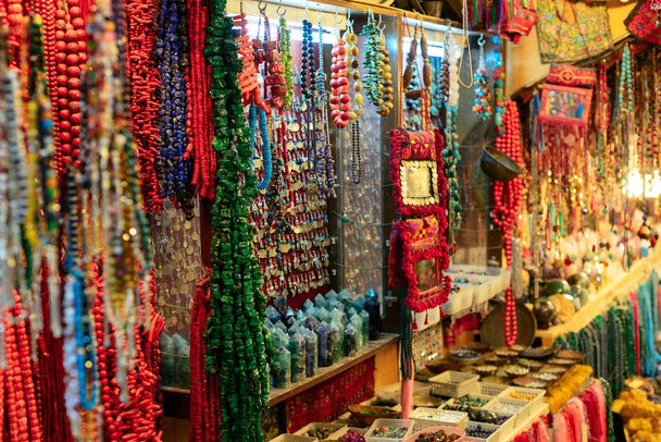 Bazar na Cidade Velha oferece produtos tradicionais do Oriente Médio e lembranças. É local muito popular com turistas e peregrinos que visitam Jerusalém, Israel
. - Foto, Imagem