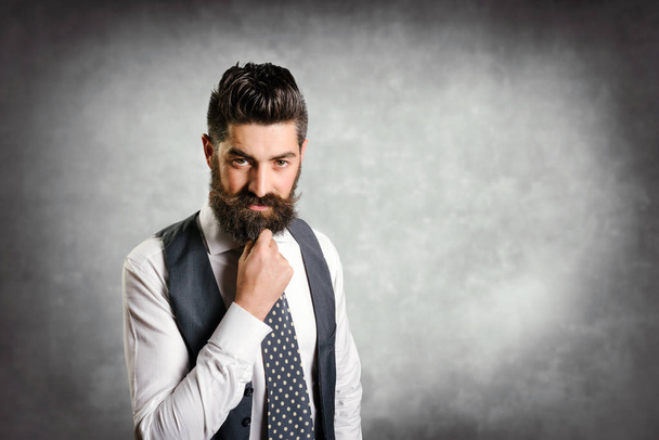 jovem empresário com barba
 - Foto, Imagem