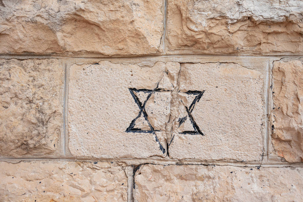 Estrella judía David forjada en piedra
 - Foto, Imagen