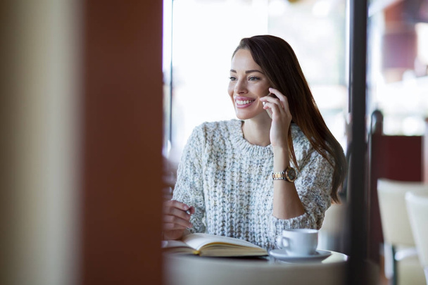 woman making phone call in cafe - Zdjęcie, obraz