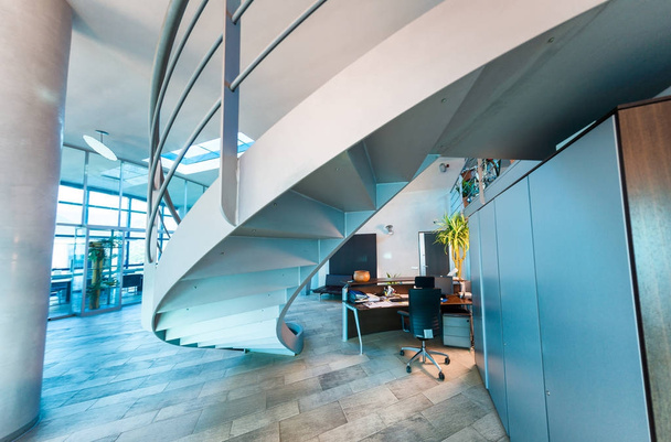 Wnętrze nowoczesne biuro z klatki schodowej. Biznesowych i korporacyjnych co - Zdjęcie, obraz