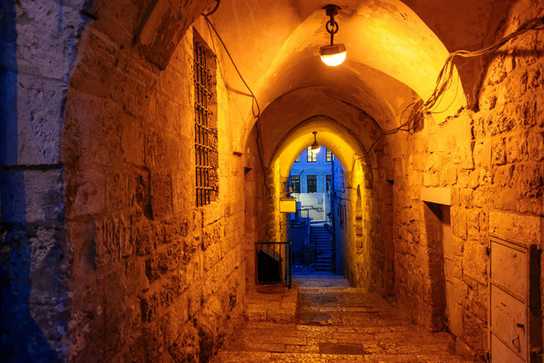 Calle mística por la noche en la ciudad vieja de Jerusalén
. - Foto, Imagen