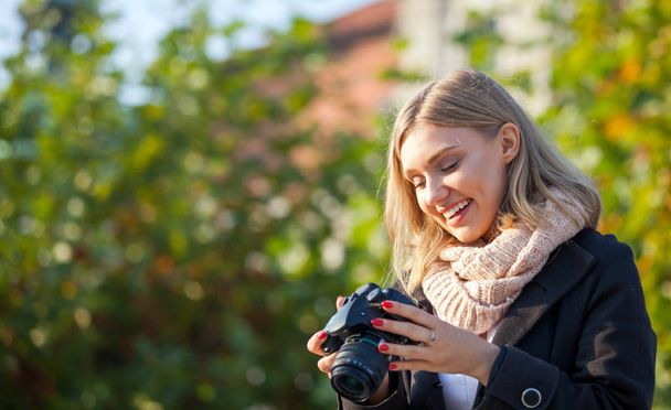 Tourist girl looking at camera after taking picture, outdoor - Foto, Imagen