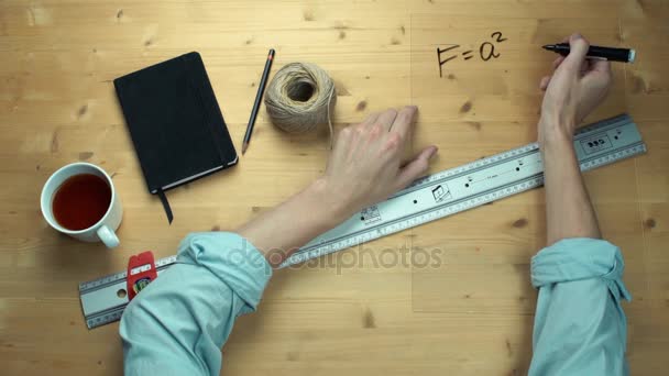 Férfi kézi írás matematikai képletek matematikai szimbólumok a műanyag pohár-val fekete darabjelző - Felvétel, videó