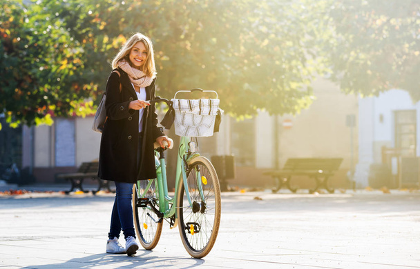 Young woman with vintage bike in the autumn city - Foto, Imagem
